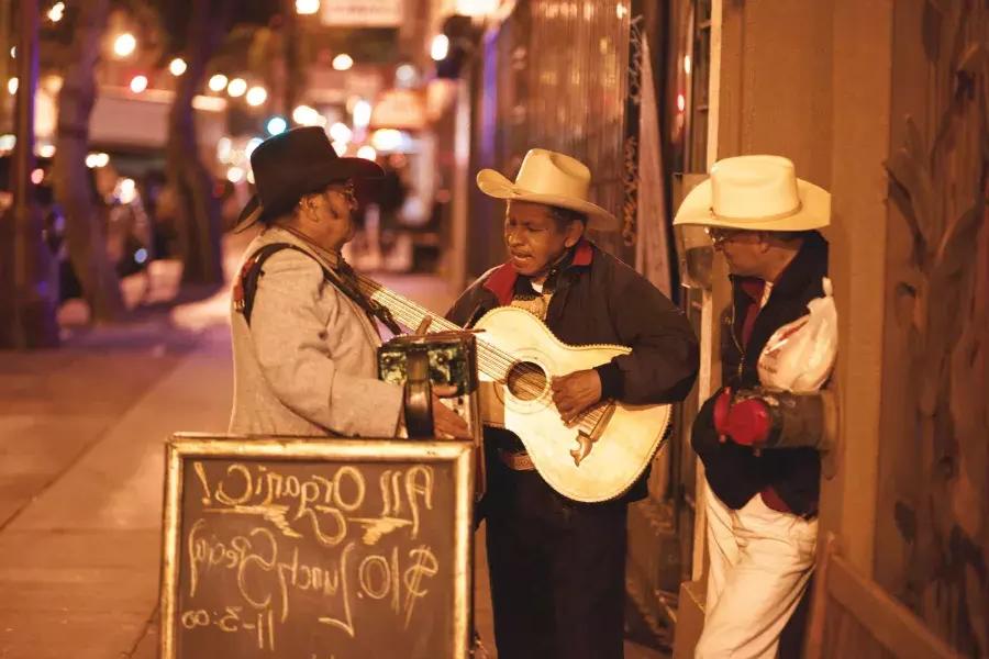 Drei mexikanische Musiker treten auf einer Straße im Mission District von San Francisco auf.