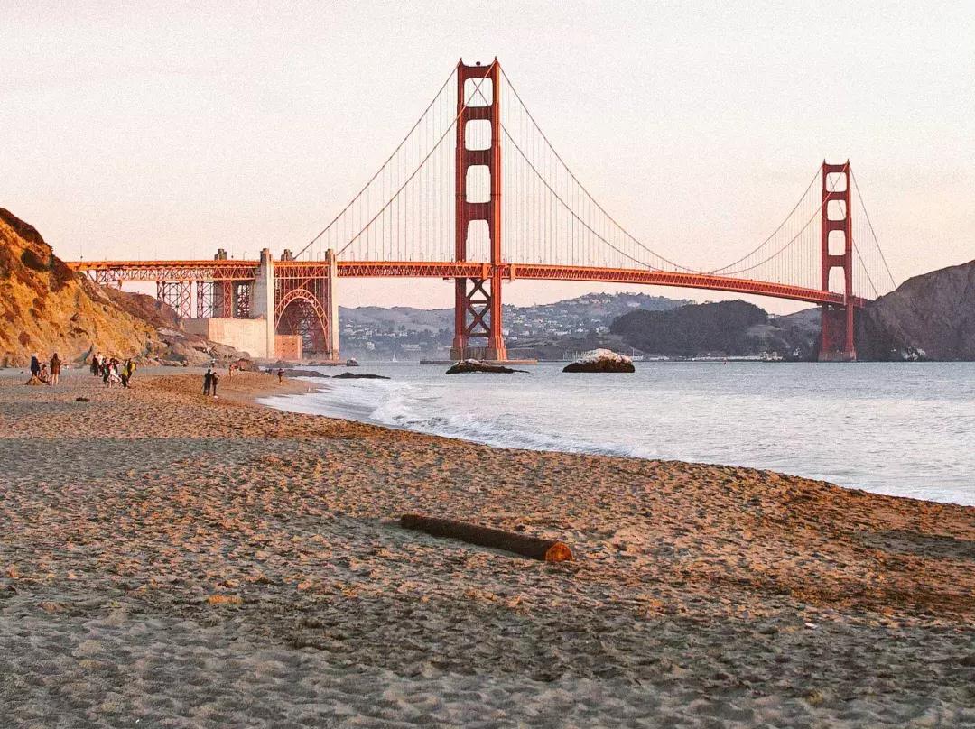 Auf dem Bild ist der Baker Beach in San Francisco mit der Golden Gate Bridge im Hintergrund zu sehen